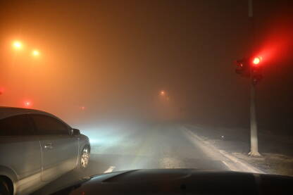Zagađenje zraka. Vožnja automobila po maglovitom vremenu. Teški uslovi za vožnju noću. Pogled na cestu kroz vjetrobransko staklo automobila. Magla.