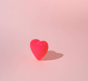 Ružičasto srce na pastelnoj pozadini.