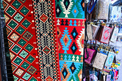 Tradicionalni ručno rađeni tepih. Ćilim. Šareni tepih na prodaju na pijaci.
