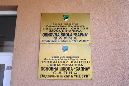 Tabla sa natpisom: Osnovna škola Sapna, Područna škola Nezuk.