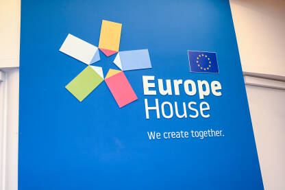 Europe House, Sarajevo. Simbol na banneru. Europe House je dugoročni komunikacijski projekt Delegacije Europske unije u BiH koji zamjenjuje EU info centar u BiH.