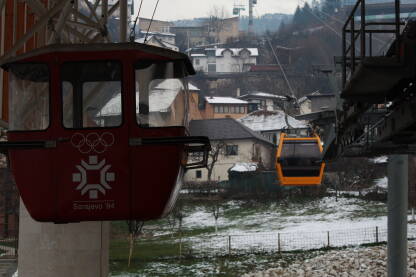 Gondola iz perioda olimpijade 1984 kao eksponat a u odlasku se vidi novi tip Gondole koji se korist na Trebeviću.