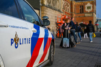 Amsterdam, Nizozemska: Policijski patrolni automobil parkiran na ulici u Holandiji.  Policijski automobil.