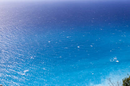 Plavo tirkizno more. Jonsko more, Lefkada, Grčka