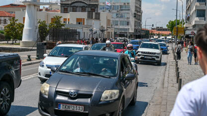 Mnogo automobila na ulici. Gužva u saobraćaju.  Vozila  se kreću asfaltnom cestom tokom špice. Vožnja automobila u gradu.