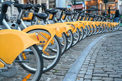 Mnogo bicikala za iznajmljivanje na ulici.