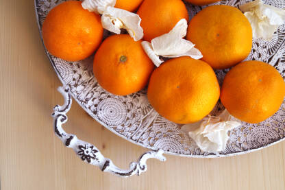 Zdjela mandarina na stolu