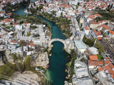 Stari most iznad rijeke Neretve u Mostaru, Bosna i Hercegovina, snimak  dronom. Panoramski pogled na grad.