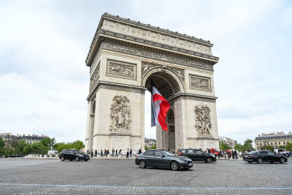 Pariz, Francuska: Trijumfalna kapija u centru grada na trgu Charles de Gaullea. Pariz je izuzetno popularna turistička destinacija u Evropi.