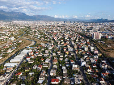 Tirana, glavni grad Albanije, snimak dronom