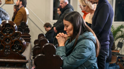 Zagreb, Hrvatska: Žena se moli sklopljenih ruku u katedrali. Vjernica se moli Bogu u katoličkoj crkvi.