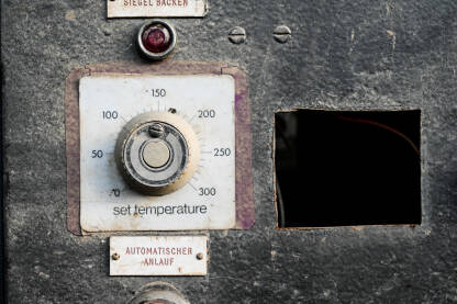 Upravljačka konzola mašine u napuštenoj fabrici. Stari kontrolni panel na proizvodnoj liniji u tvornici. Prekidači, sklopke i instrumenti. Industrija.