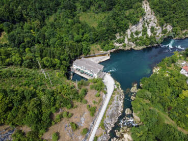 Betonska brana i hidroelektrana na rijeci, snimi dronom.