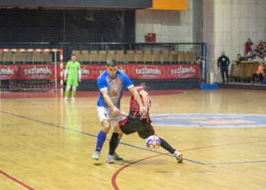 Duel igrača Salinesa i Sobode Kopred.Futsal Liga Bosne i Hercegovine.