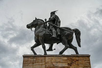 Skenderbegova statua u Skopju. Skoplje, Sjeverna Makedonija: Skenderbegova statua u gradu. Skenderbegov spomenik. Skënderbeu