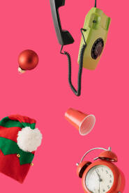 Božićna, novogodišnja kompozicija s padajućom kuglicom, telefonom, kapicom, plastičnom čašom i satom.