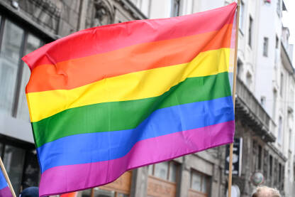 LGBTIQ zastava na Povorci ponosa. Protest za ljudska prava.