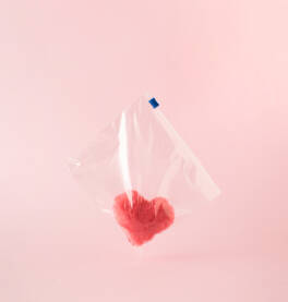 Ružičasto plišano srce u plastičnoj vrećici.