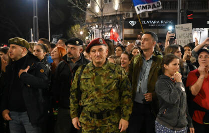 Studenti i građani, protesti u Beogradu Studenti i građani traže pravdu za poginule tokom pada nadstrešnice u Novom Sadu. Veče pred studentski protest, 14. mart 2025. godine. Ratni vojni veteran u uniformi.