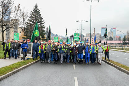 Protesti rudara na ulici. Prosvjed rudara tokom antivladinog skupa u Sarajevu, BiH. Rudari drže banere, zastave i baklju na demonstracijama. Štrajkovi.