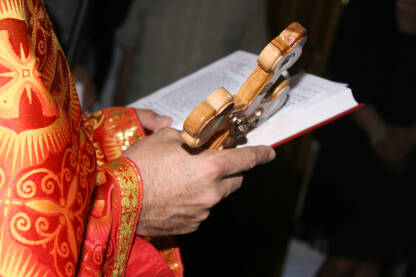 Sveštenik sa Biblijom u ruci tokom molitve