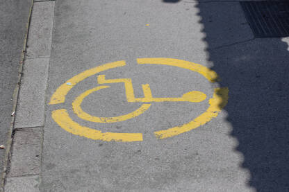Znak za osobe sa invaliditetom na cesti