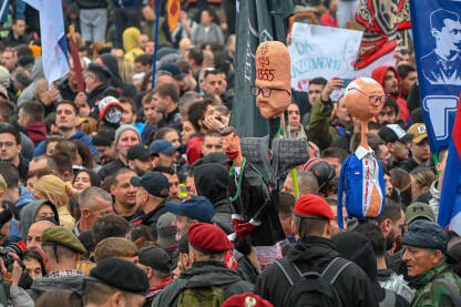 Lutka Aleksandra Vučića sa krvavim rukama Studenti i građani traže pravdu za poginule tokom pada nadstrešnice u Novom Sadu. Studentski protest 15. marta 2025. godine.