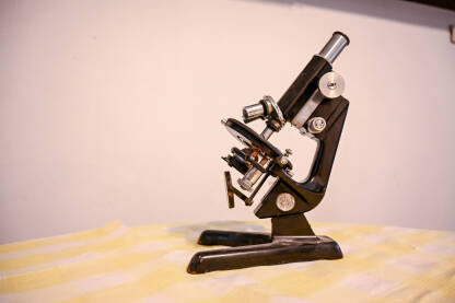 Stari mikroskop na stolu.