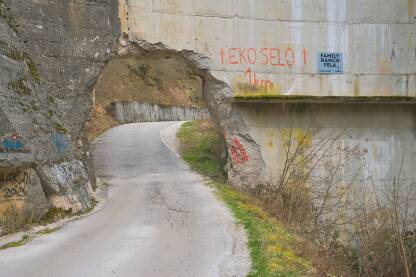 Otvor u brani, probijen za cestu prema naselju Idbar.Konjic, BiH
