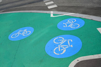 Saobraćajni znak za biciklističku stazu. Simbol bicikla na asfaltnom putu. Put rezervisan za bicikliste.
