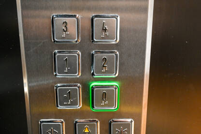Tipke u liftu u zgradi. Dugmad na upravljačkoj ploči dizala.