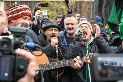 Bend Dubioza kolektiv svira i pjeva na protestu sa rudarima.