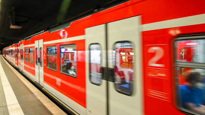 Putnički voz na željezničkoj stanici u Minhenu, Njemačka. S bahn u Njemačkoj. Prijevoz. Vlak podzemne željeznice. Metro.