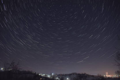 Startreail fotografija sa vidljivom rotacijom nocnog neba i dzamijom