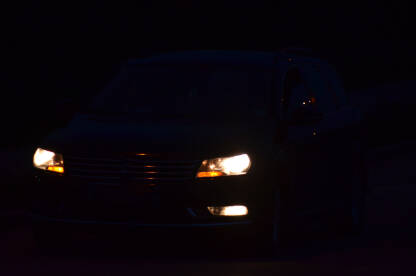 Automobilsko svetlo u mraku