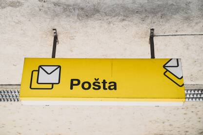 Pošta. Znak pošte. Ulaz u zgradu pošte.
