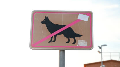 Znak: Psima zabranjen ulaz. Znak upozorenja za zabranu pasa.