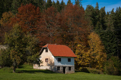 Stara, napuštena kuća u selu Ravna Romanija, na području opštine Sokolac. Fotografisano u kasnu jesen.