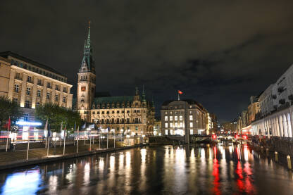 Hamburg, Njemačka. Zgrada gradske Vijećnice i glavni gradski trg noću. Središte grada.