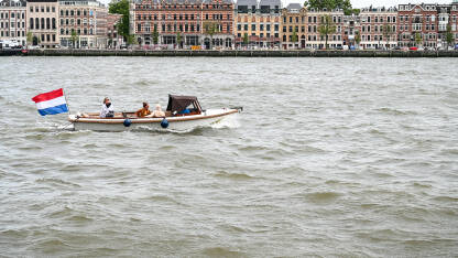 Ljudi na čamcu na rijeci. Rotterdam, Nizozemska.