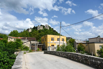Stolac, Bosna i Hercegovina: Historijske građevine u starom gradu. Most iznad Bregave i stara utvrda na brdu.