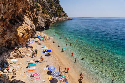 Pasjača je jedna od najpopularnijih plaža u Hrvatskoj. Nalazi se u blizini Duborvnika. Sama plaža je jako skrivena, do nje vodi jako strm put koji je usječen u stijenu.