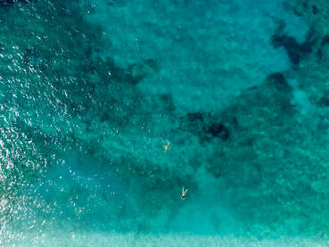 Ljudi plivaju u moru, snimak dronom. Turisti na ljetovanju.