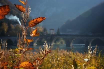 Jesenja fotografija Ćuprije u Višegradu, ovaj put u fokusu jesenje boje.