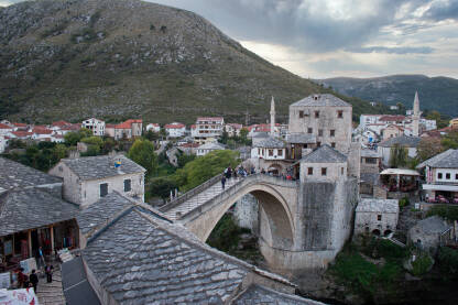 Stari most u Mostaru  ima izražen luk širok 4 metra i 30 metara dug koji svojom visinom od 24 metra, na najvišem mjestu, dominira rijekom Neretvom.
Izgradnja je započela 1557 g trajala do 1567.