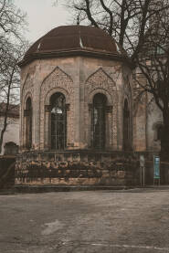 Turbe – mauzolej u Bihaću izgrađena od kamena bihacit.