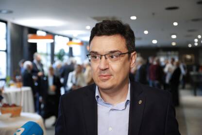 Predrag Puharić, gradonačelnik Sarajeva Predrag Puharić, gradonačelnik grada Sarajevo. Stručnjak je u oblasti sajber sigurnosti i digitalne transformacije.