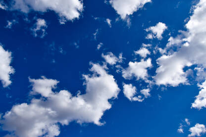 Vedro plavo nebo sa bijelim oblacima.