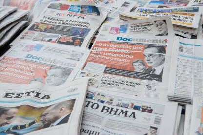 Novine u Grčkoj. Grčka štampa. Mnogo dnevnih i sedmičnih novina na štandu u Atini u Grčkoj.