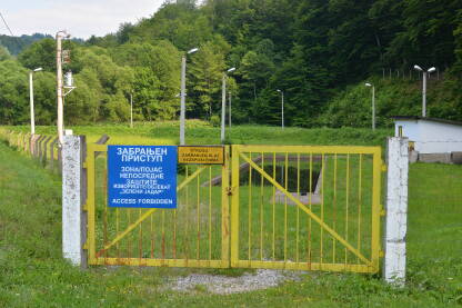 Izvorište Zeleni Jadar je dio vodovodne mreže kojom se isporučuje voda građanima Srebrenice. Objekat je dio infrastrukture Komunalnog preduzeća "Polet" Srebrenica.